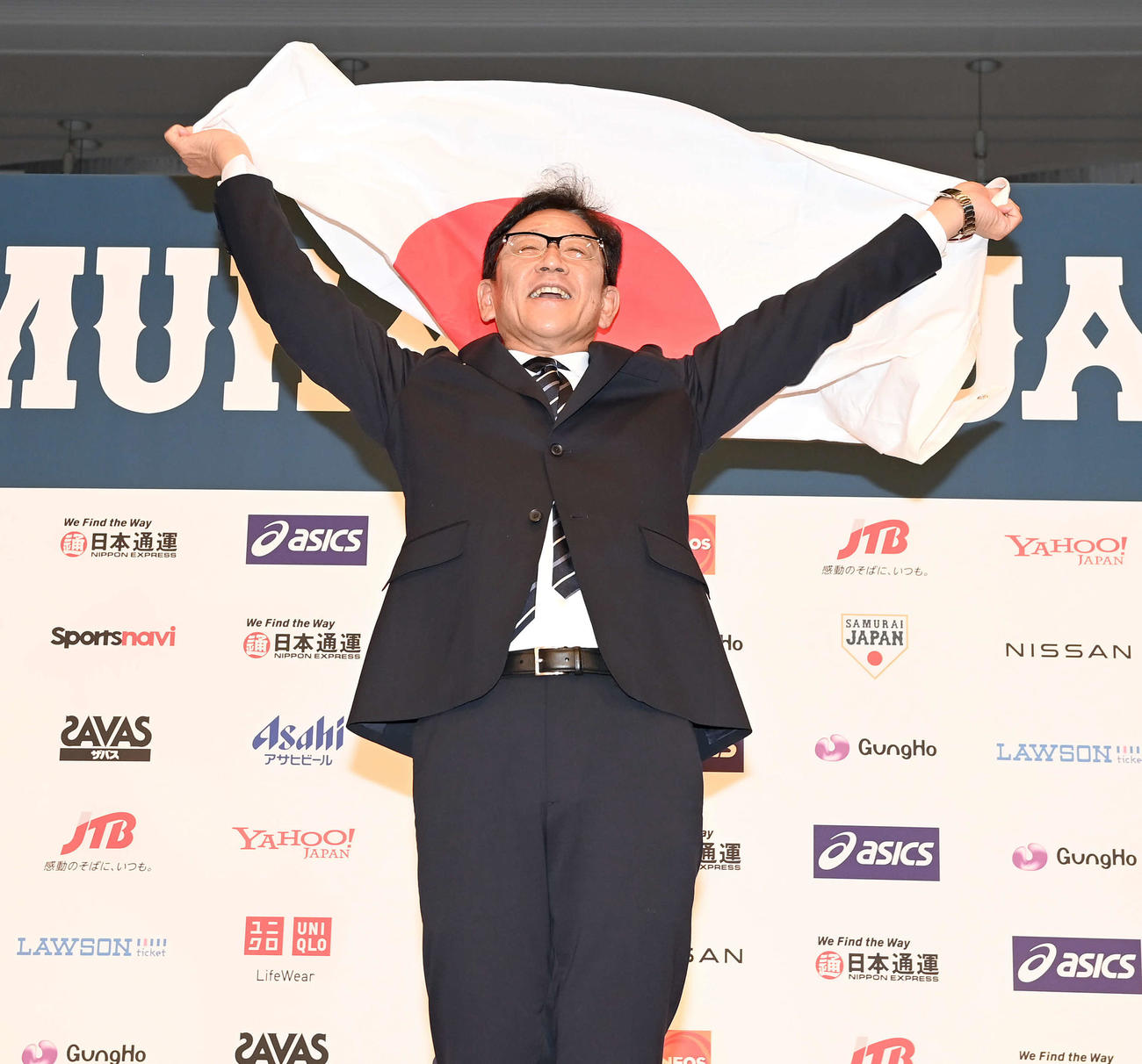 日の丸を手に笑顔を見せる侍ジャパン栗山新監督（撮影・たえ見朱実）