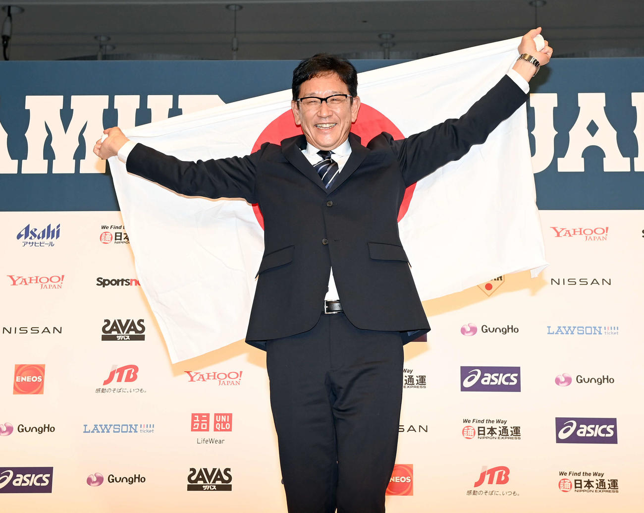日の丸を手に笑顔を見せる侍ジャパン栗山新監督（撮影・たえ見朱実）