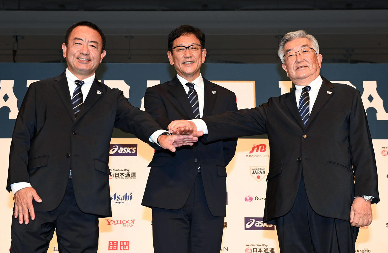 侍ジャパンの監督に就任した栗山氏（中央）は侍ジャパン強化委員会井原委員長（左）NPB斉藤コミッショナーと記念撮影（撮影・たえ見朱実）