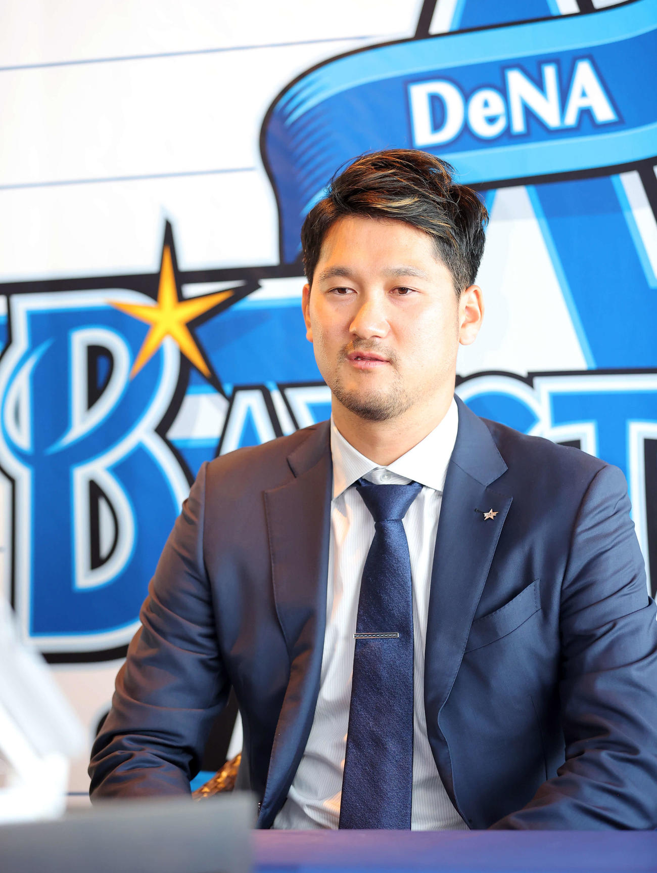 契約更改を終え会見を行うDeNA三上（撮影・垰建太）