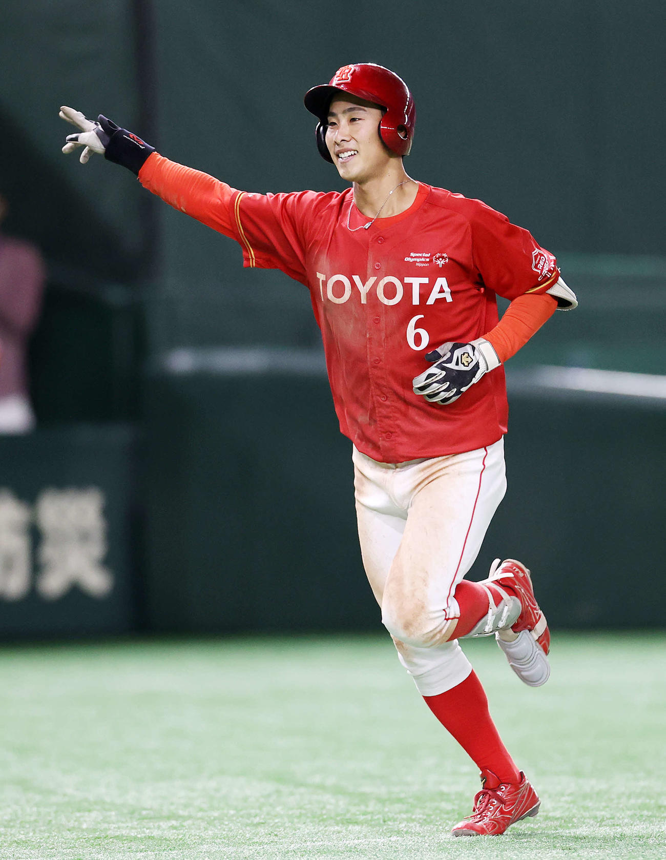 トヨタ自動車対NTT東日本　4回表トヨタ自動車無死、佐藤は左越え本塁打を放ち笑顔を見せる（撮影・鈴木正人）