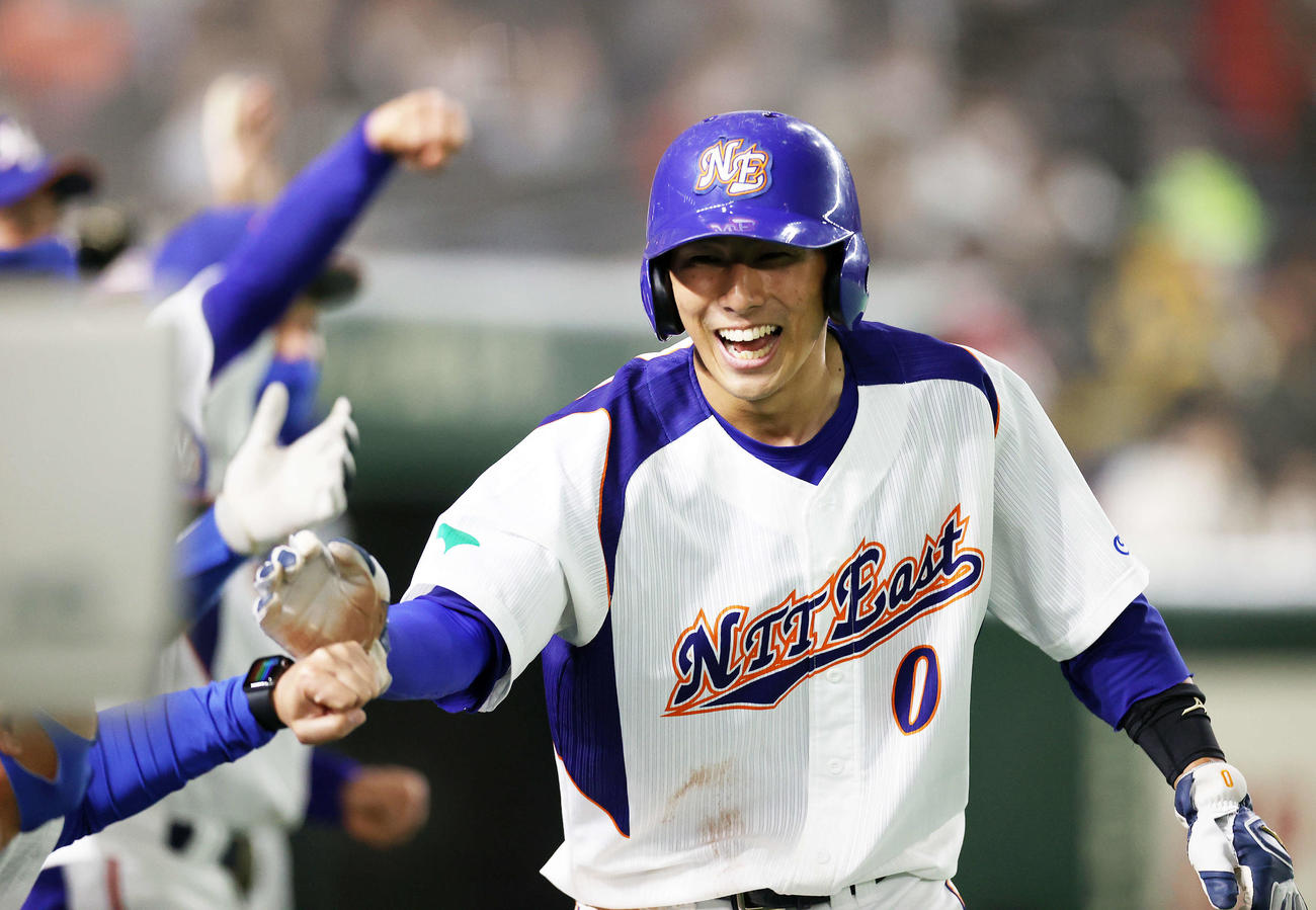トヨタ自動車対NTT東日本　3回裏NTT東日本2死一、三塁、向山の右前適時打で丸山が生還しベンチ前で喜ぶ（撮影・鈴木正人）