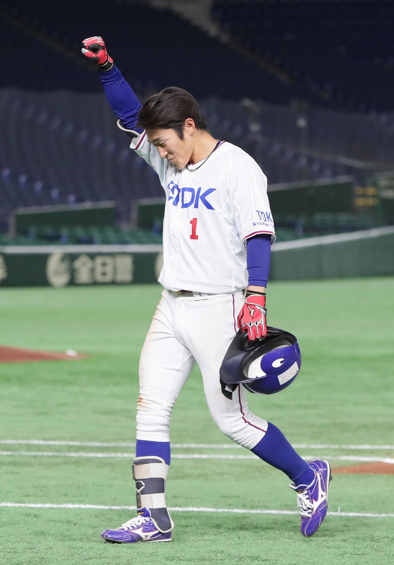 TDK対西部ガス　7回表TDK1死一、三塁、北畠は左犠飛を放ちガッツポーズ（撮影・足立雅史）