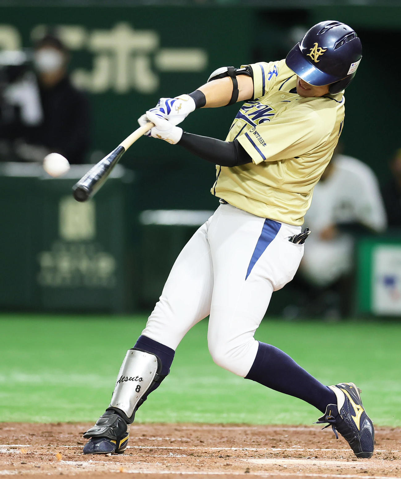 NTT西日本対JR東日本東北　3回表NTT西日本無死、右越え本塁打を放つ中村（撮影・足立雅史）