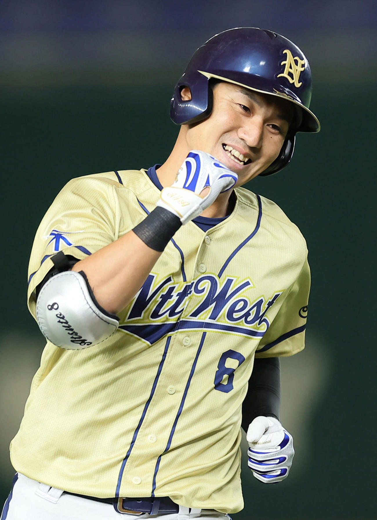 NTT西日本対JR東日本東北　3回表NTT西日本無死、右越え本塁打を放ちガッツポーズする中村（撮影・足立雅史）