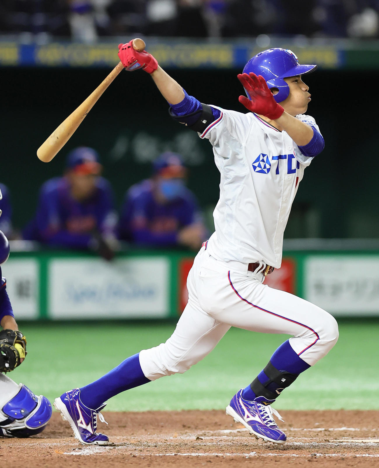 TDK対西部ガス　6回表TDK2死二、三塁、浅沼は中前2点適時打を放つ（撮影・足立雅史）