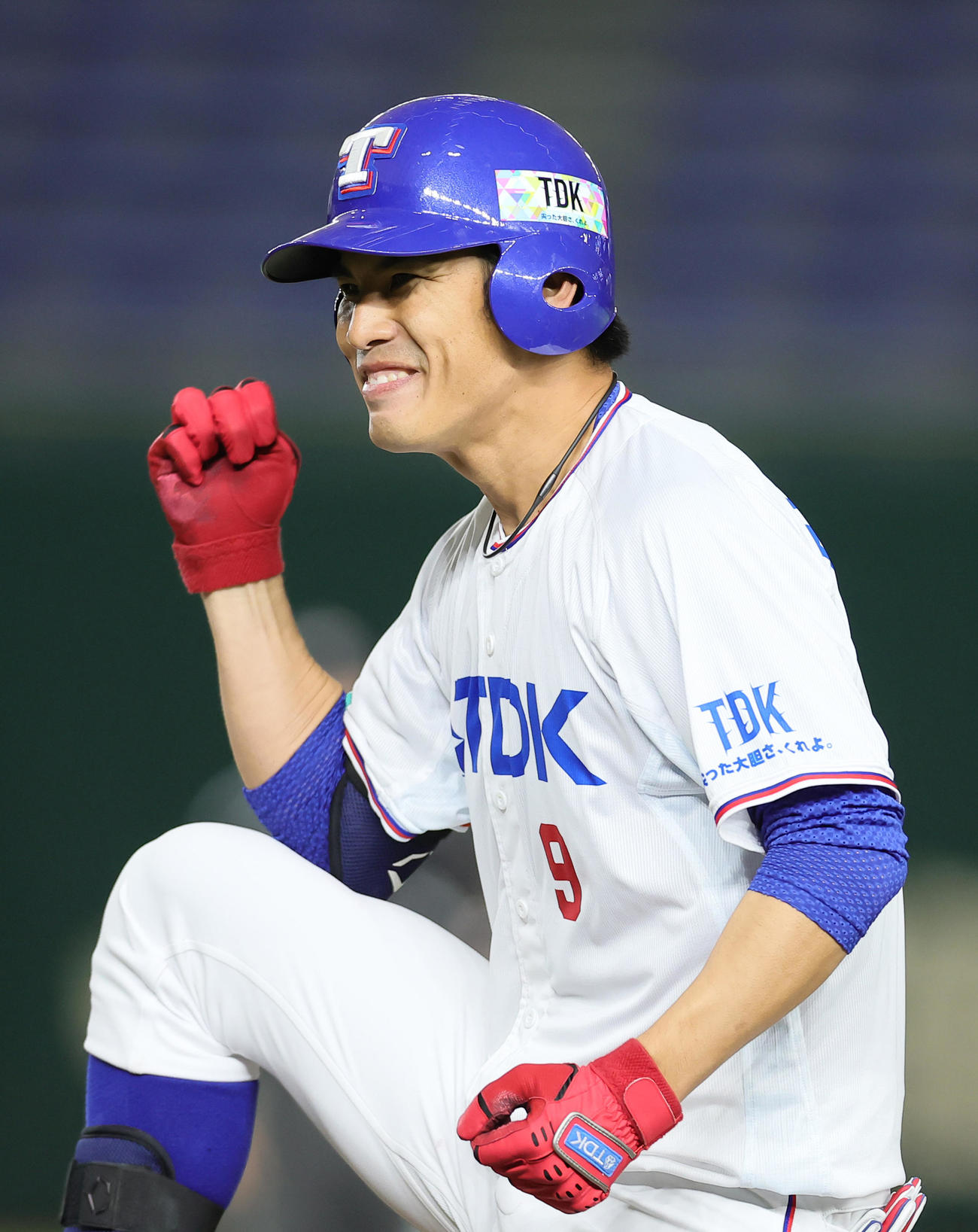 TDK対西部ガス　6回表TDK2死二、三塁、浅沼は中前2点適時打を放ちポーズを決める（撮影・足立雅史）
