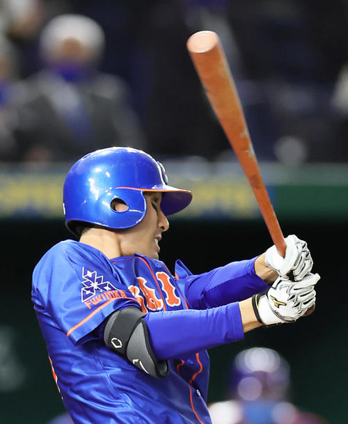TDK対西部ガス 2回裏西部ガス2死一、三塁、右中間へ3点本塁打を放つ犬塚(撮影・足立雅史)