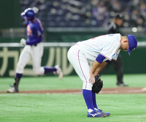 TDK対西部ガス 2回裏西部ガス2死一、三塁、犬塚(後方)に右中間へ3点本塁打を浴びた小木田(撮影・足立雅史)