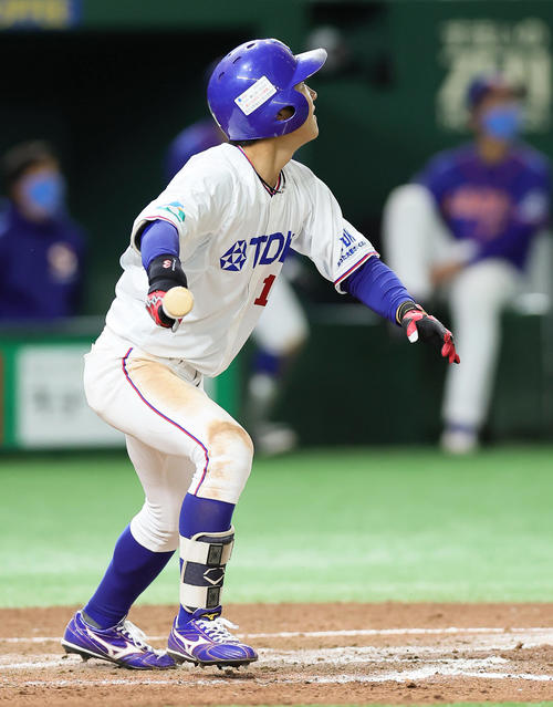 TDK対西部ガス 7回表TDK1死一、三塁、北畠は左犠飛を放つ(撮影・足立雅史)