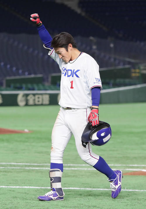 TDK対西部ガス 7回表TDK1死一、三塁、北畠は左犠飛を放ちガッツポーズ(撮影・足立雅史)