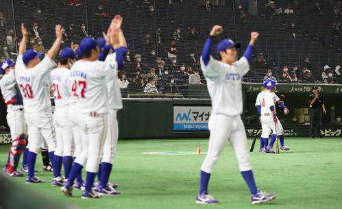 TDK対西部ガス 7回表TDK1死一、三塁、北畠の左犠飛がリプレー検証の結果認められ喜ぶTDK(撮影・足立雅史)
