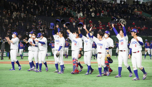 TDK対西部ガス 勝利しスタンドに手を振って応えるTDKナインら(撮影・足立雅史)