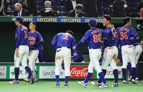 TDK対西部ガス 敗れ引き揚げる西部ガスナインら(撮影・足立雅史)