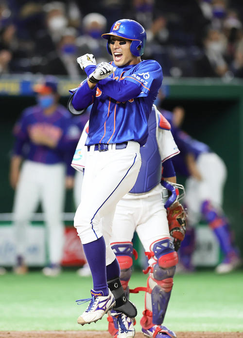 TDK対西部ガス 2回裏西部ガス2死一、三塁、右中間へ3点本塁打を放ちポーズを決める犬塚(撮影・足立雅史)