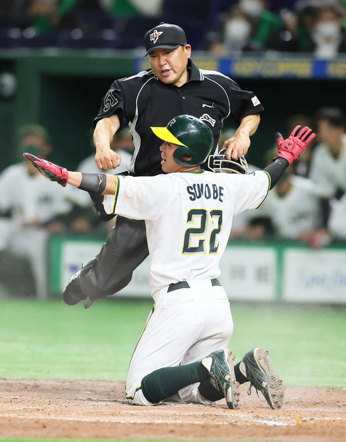 NTT西日本対JR東日本東北　3回裏JR東日本東北2死一塁、石井の中越え二塁打で生還を狙った一塁走者薗部は本塁アウトとなる（撮影・足立雅史）