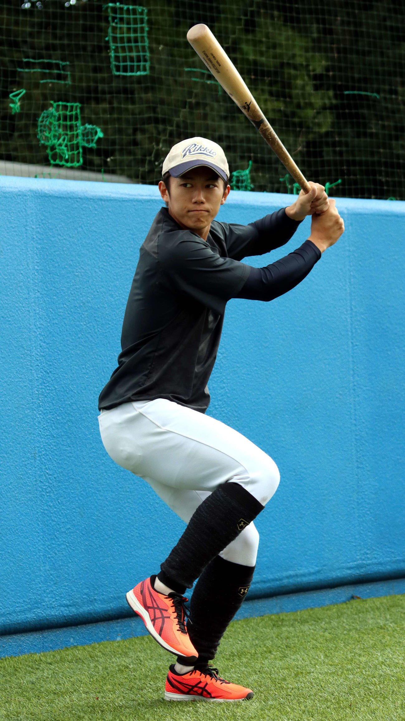 打撃フォームを確認する立大・道原（撮影・永野高輔）