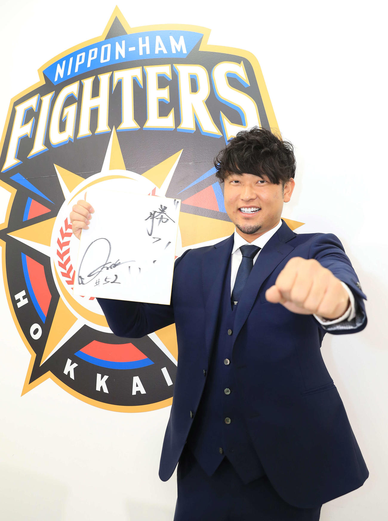 契約更改を終え色紙に「勝つ！」としたためた日本ハム池田（代表撮影）