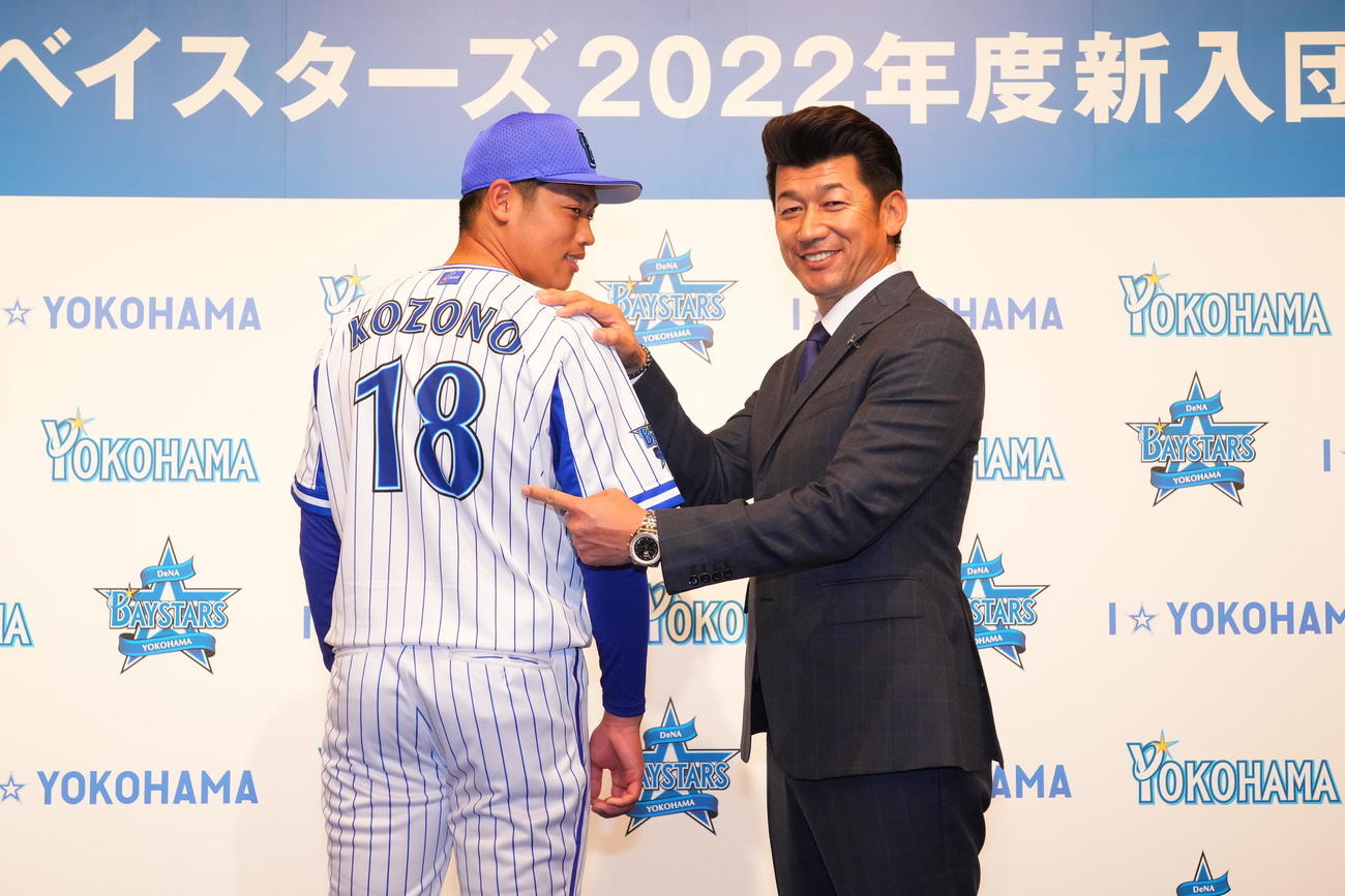 DeNAの新入団選手発表で、三浦大輔監督からドラフト1位の市和歌山・小園健太投手に背番号18が継承された（球団提供）