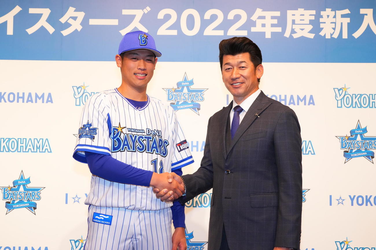 DeNAの新入団選手発表で、三浦大輔監督からドラフト1位の市和歌山・小園健太投手に背番号18が継承された（球団提供）