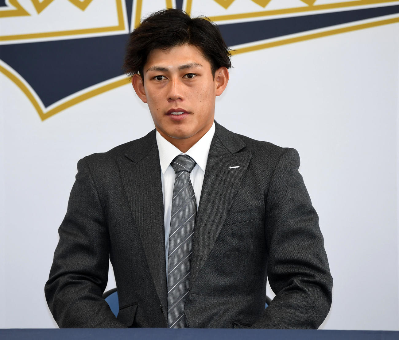契約更改の会見を行う佐野如（撮影・前岡正明）