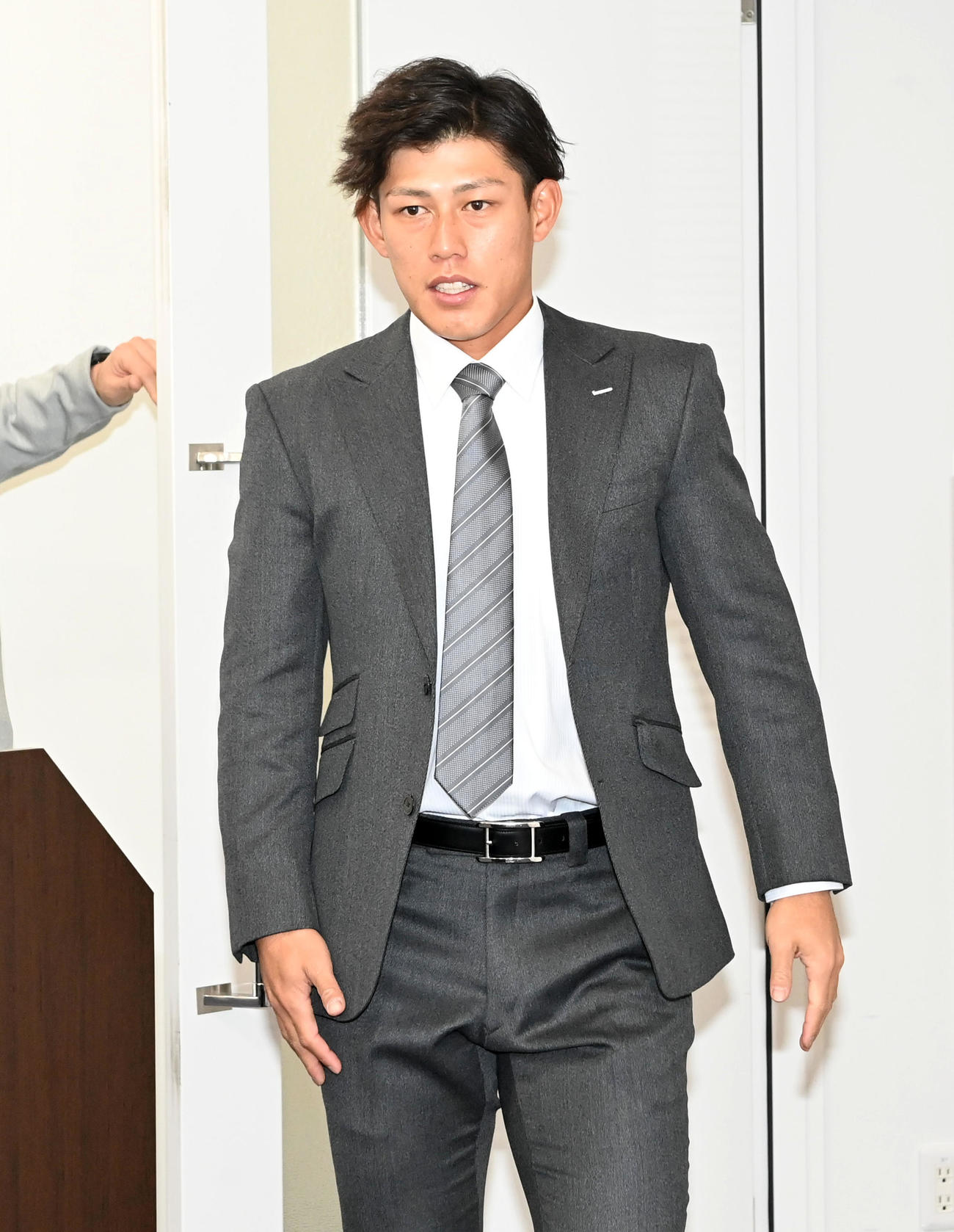 契約更改の会見を行う佐野如（撮影・前岡正明）