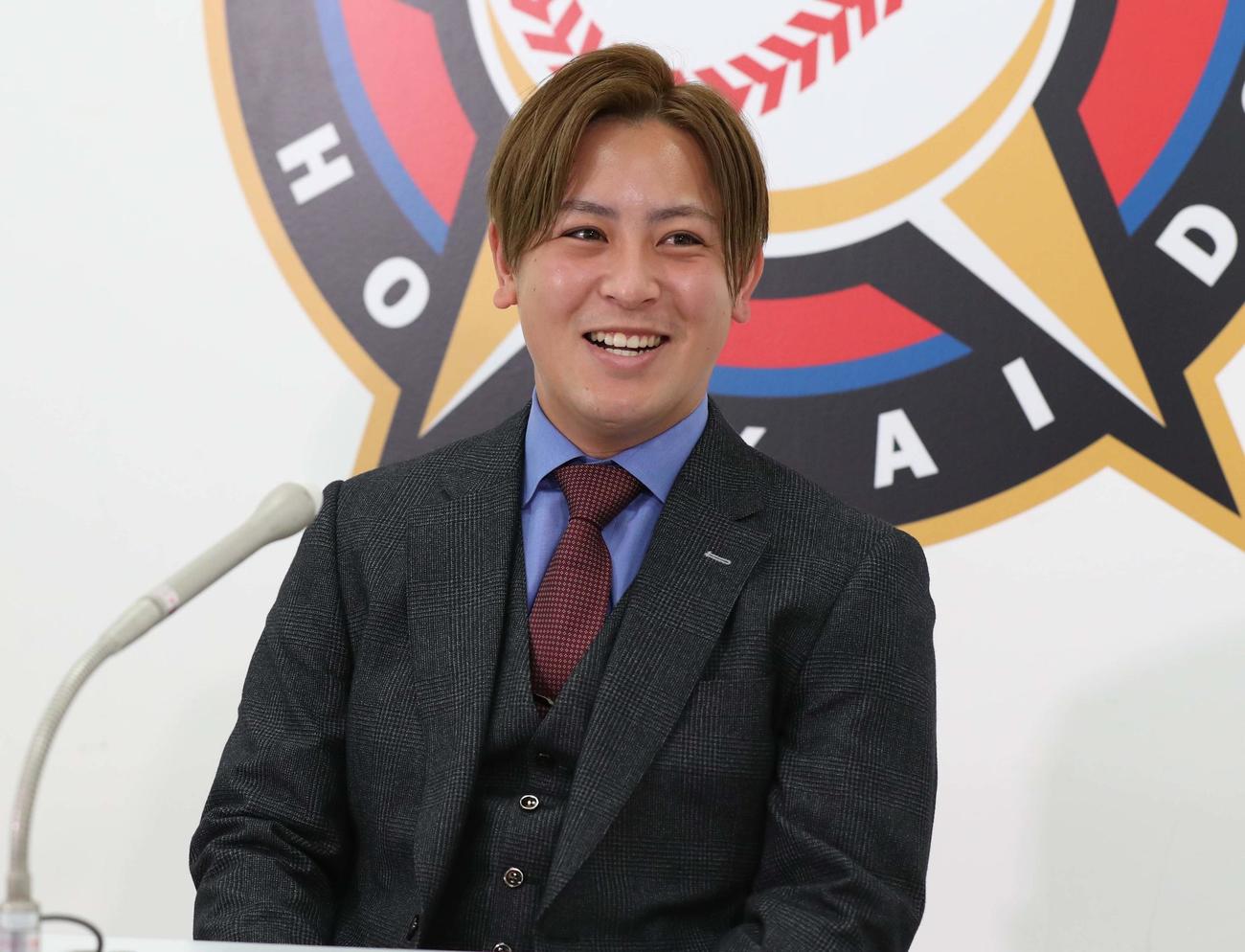 契約更改を終え会見で笑顔の日本ハム河野（撮影・黒川智章）