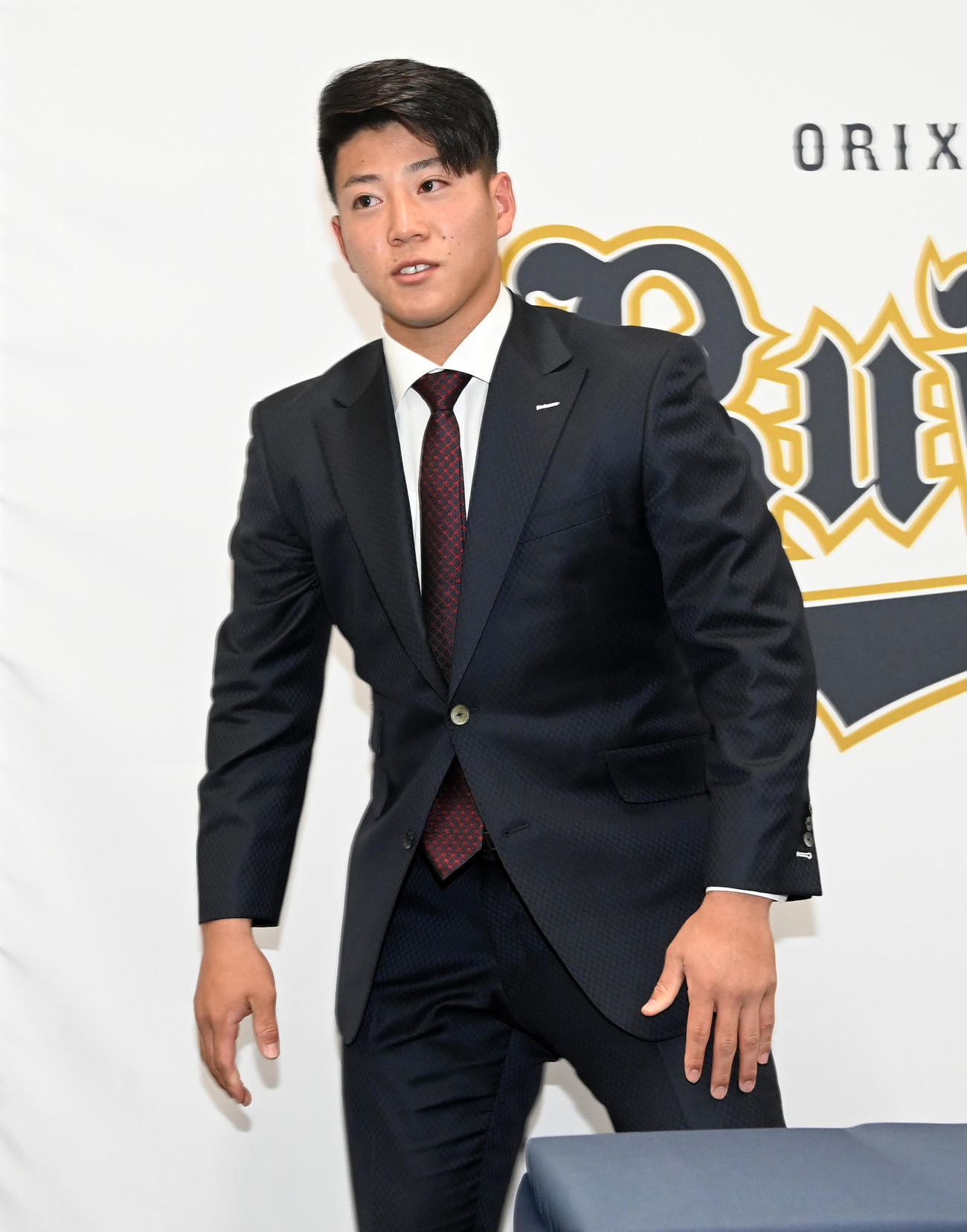 アップで契約更改、会見を終え笑顔で引き揚げる来田（撮影・前岡正明）