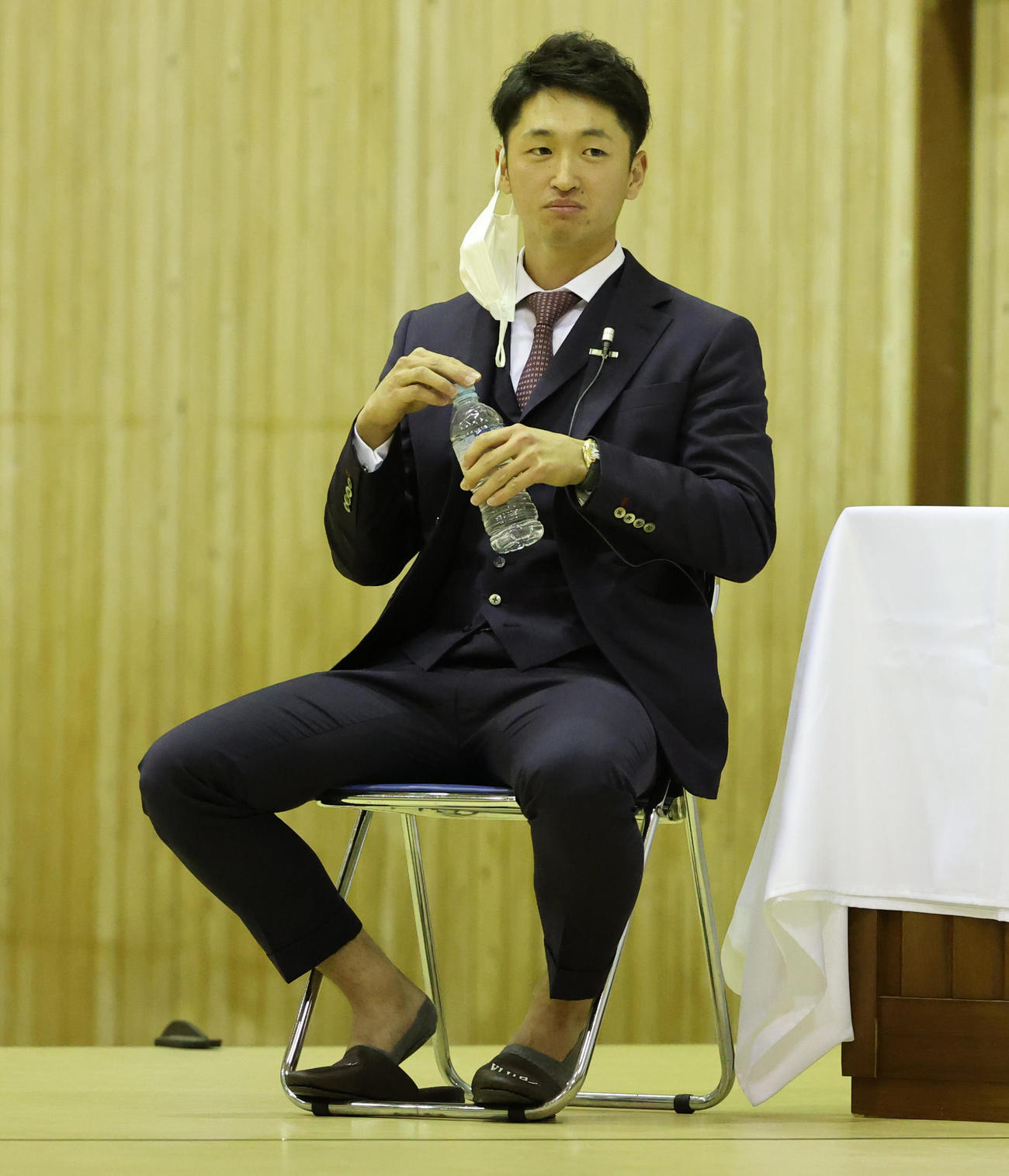 淡路市立一宮中学校PTA教育講演会で講師を務める淡路市スポーツ親善大使の阪神近本は途中、水分補給をする（撮影・清水貴仁）
