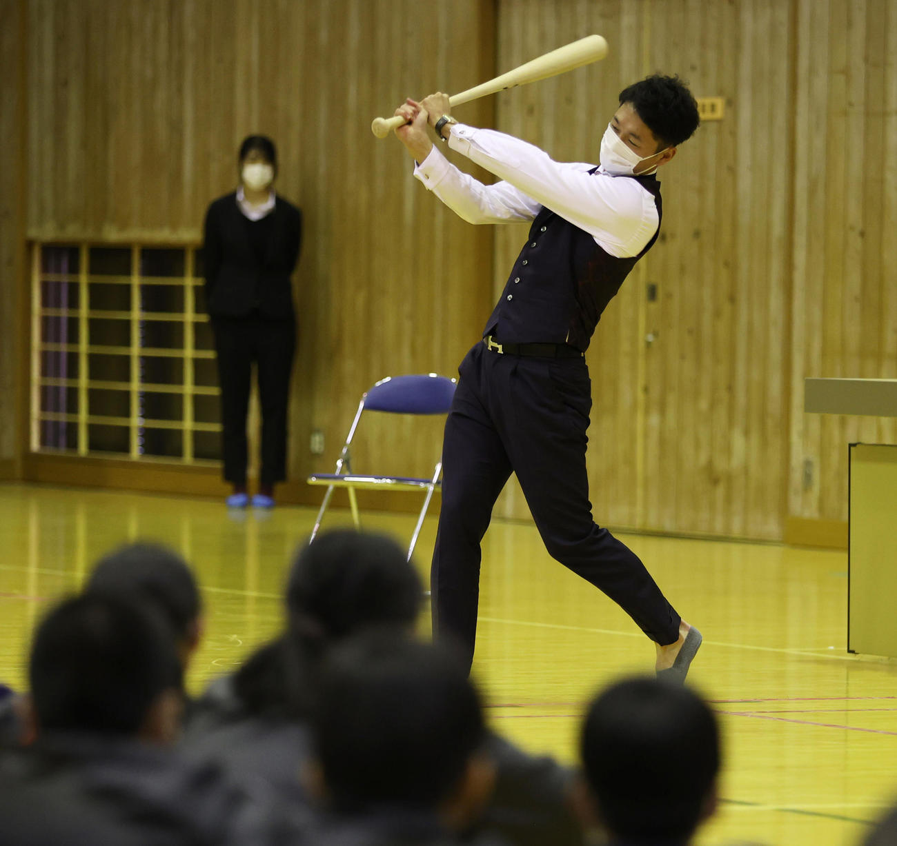 淡路市立一宮中学校PTA教育講演会で講師を務めた淡路市スポーツ親善大使の阪神近本は生徒の前でスイングを披露する（撮影・清水貴仁）