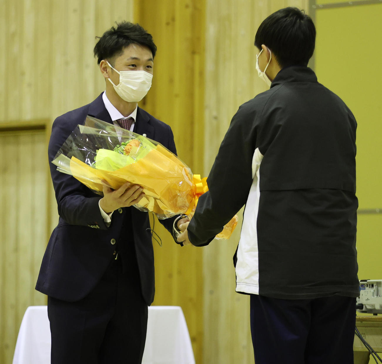 淡路市立一宮中学校PTA教育講演会で講師を務めた阪神近本は生徒から花束を受け取る（撮影・清水貴仁）