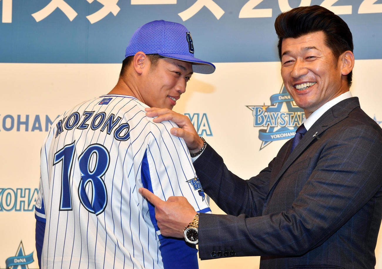 背番号18のユニホームを披露するドラフト1位の市和歌山・小園（代表撮影）