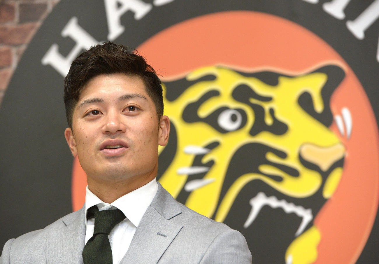 契約更改を終えて会見に臨む阪神坂本（代表撮影）