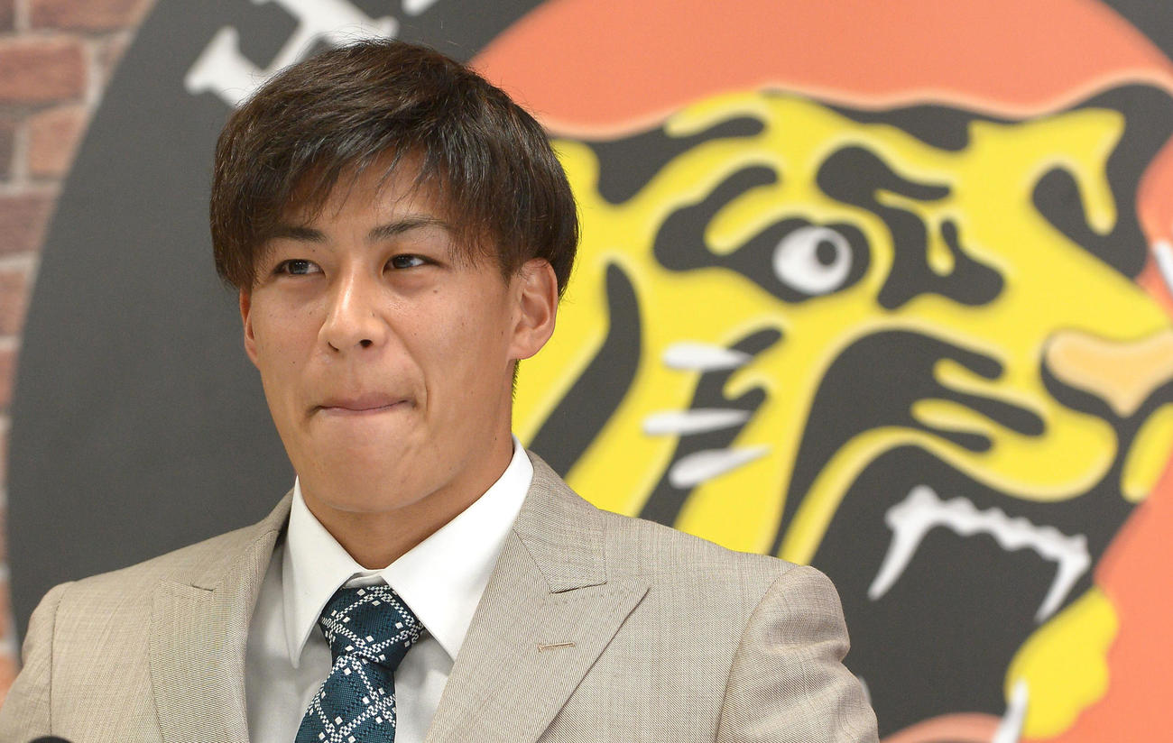 契約更改を終えて会見に臨む阪神植田（代表撮影）