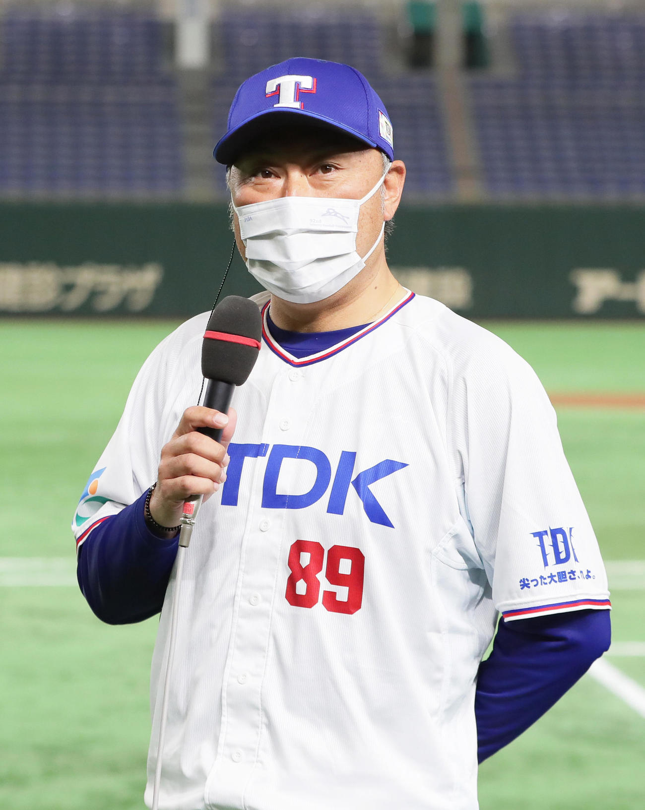TDK対西部ガス　勝利しインタビューに応えるTDK・佐藤監督（撮影・足立雅史）