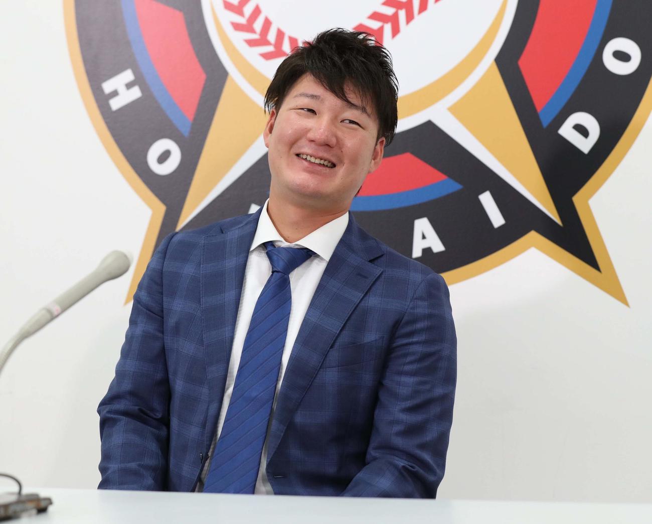 契約更改を終え記者会見する日本ハム渡辺（撮影・黒川智章）