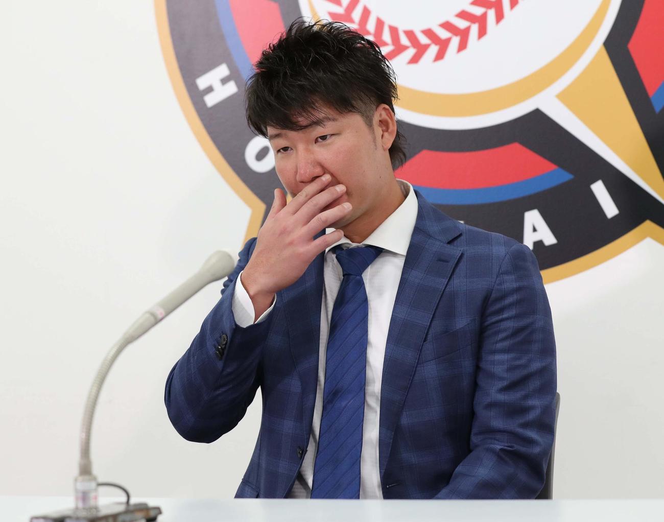 契約更改を終え記者会見する日本ハム渡辺（撮影・黒川智章）