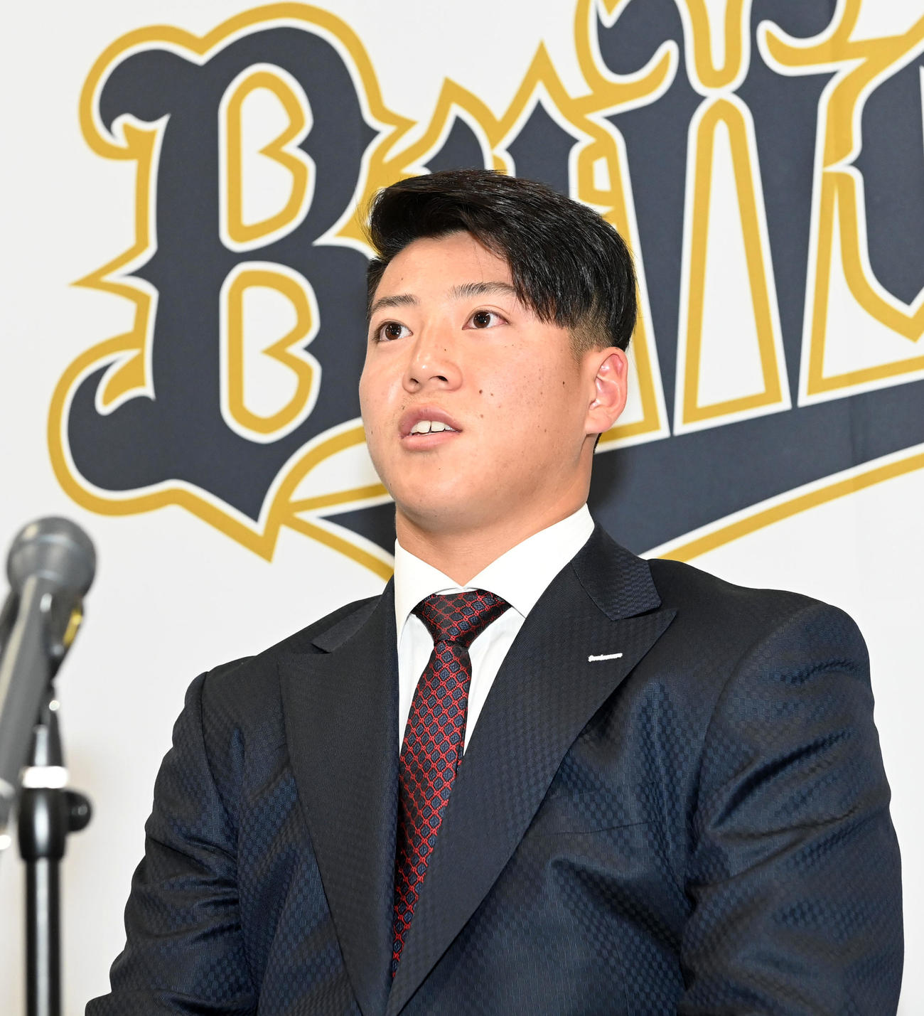 アップで契約更改、会見する来田（撮影・前岡正明）