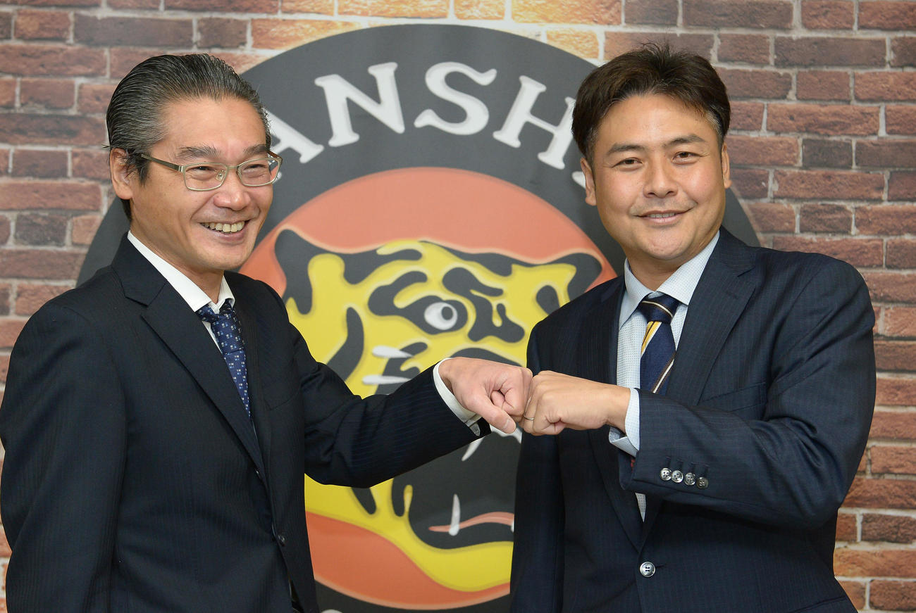 会見でポーズをとる、ファーム投手コーチに就任した江草氏（右）と嶌村球団本部長（代表撮影）