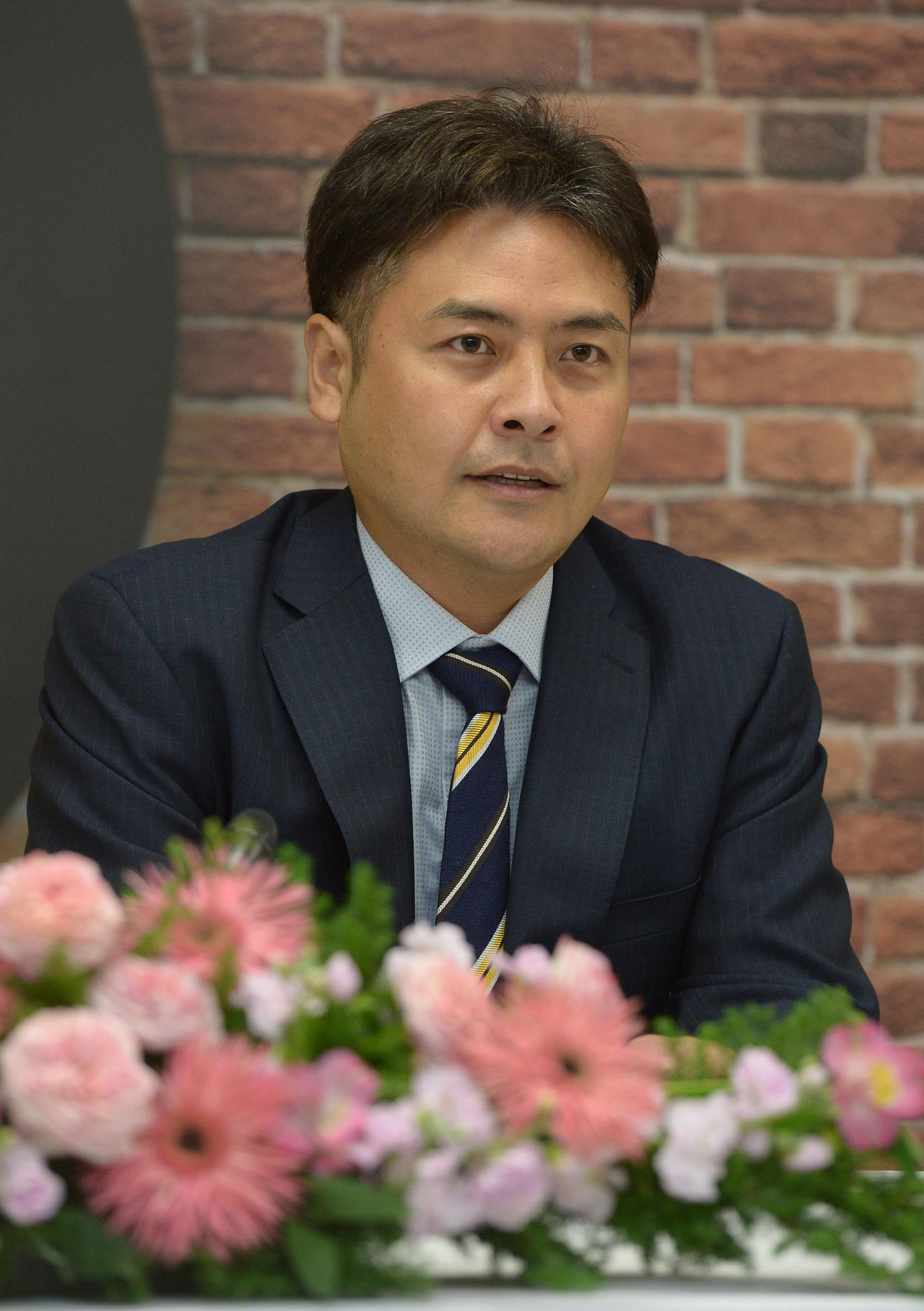 ファーム投手コーチに就任し会見する江草氏（代表撮影）