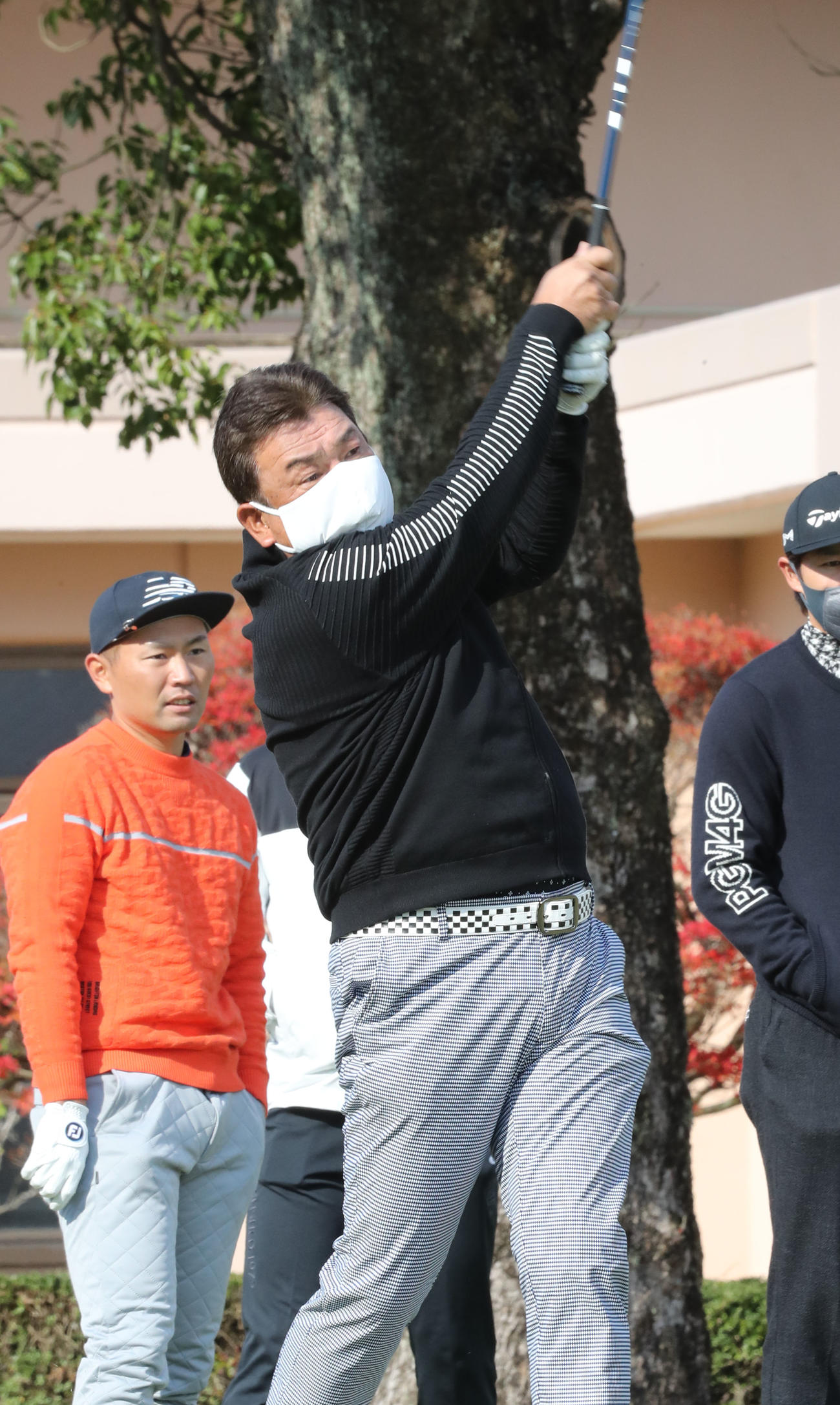 10番、ティーショットを放つ藤本監督と、ボールの行方を見守る後方左から中村晃、柳田（撮影・屋方直哉）
