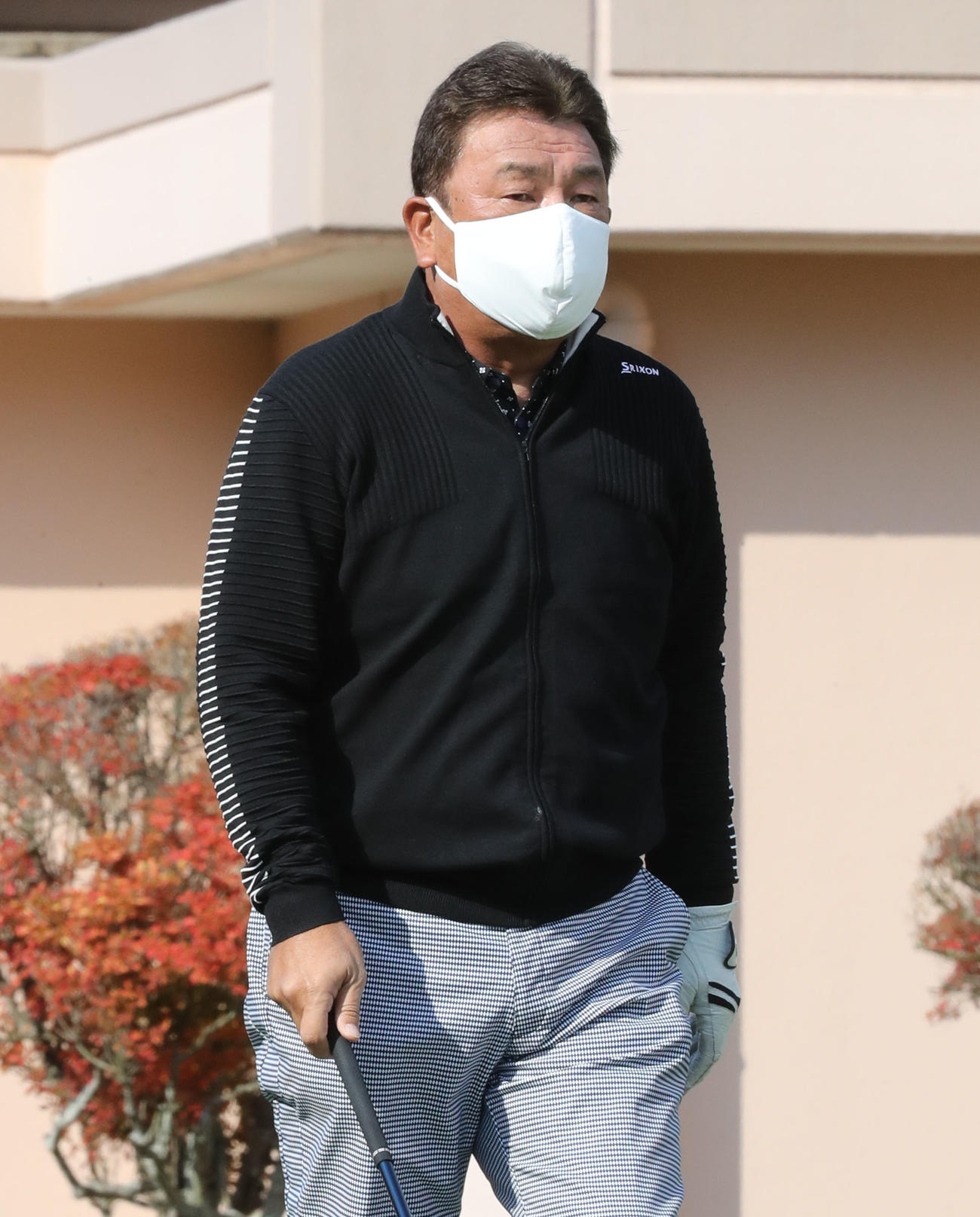 10番、ティーショットへ向かう藤本監督（撮影・屋方直哉）