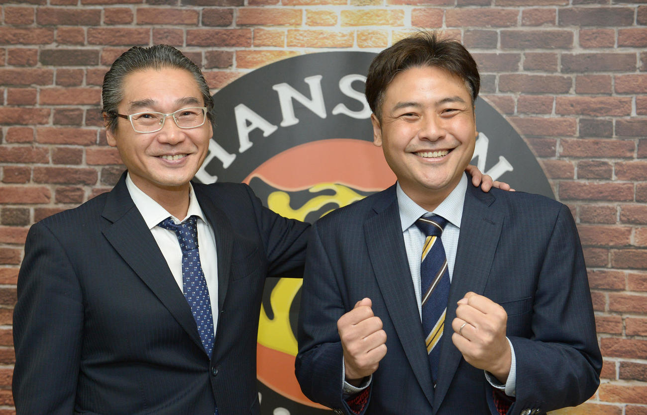 会見でポーズをとる、ファーム投手コーチに就任した江草氏（右）と嶌村球団本部長（代表撮影）