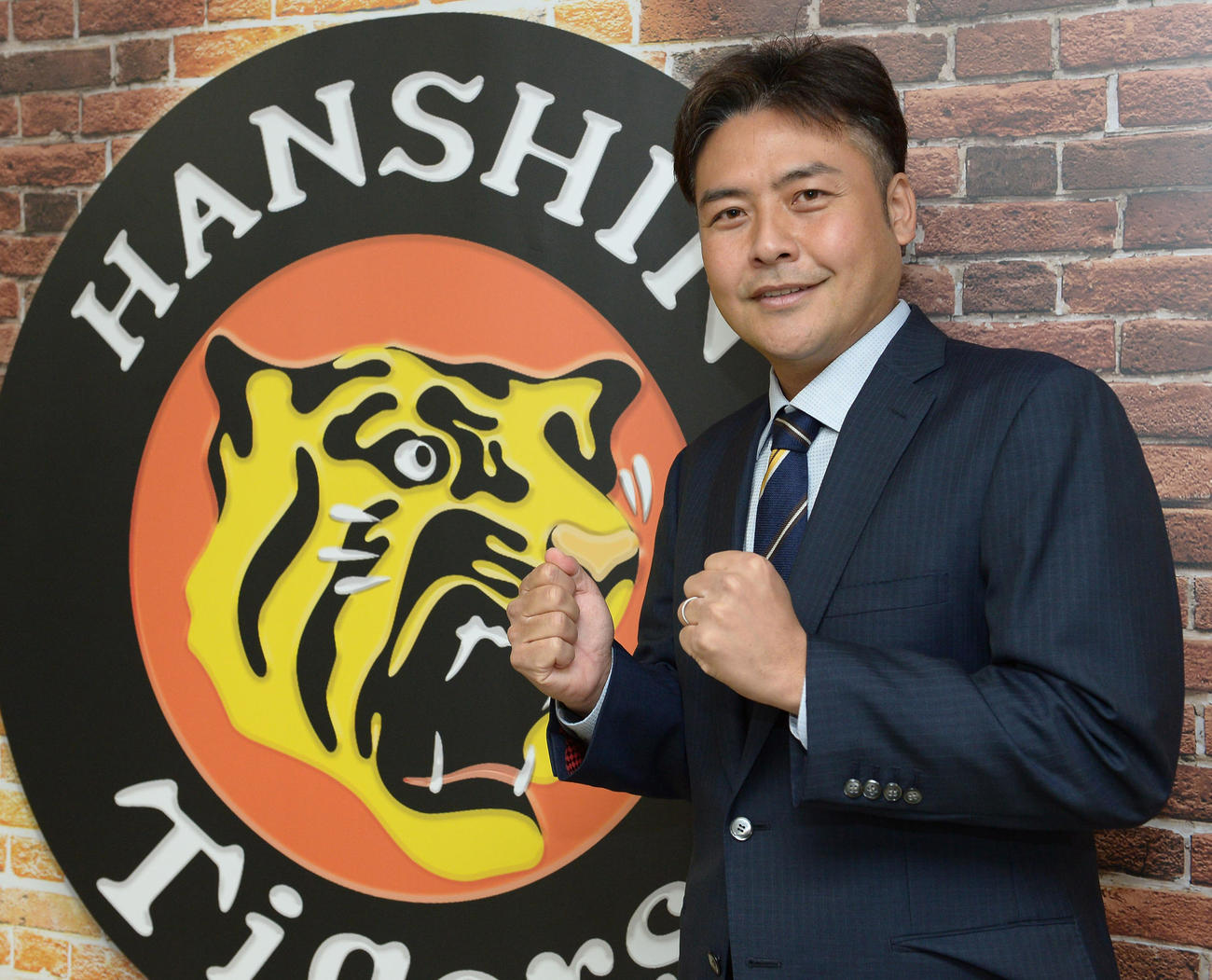 会見でポーズをとる、ファーム投手コーチに就任した江草氏（代表撮影）