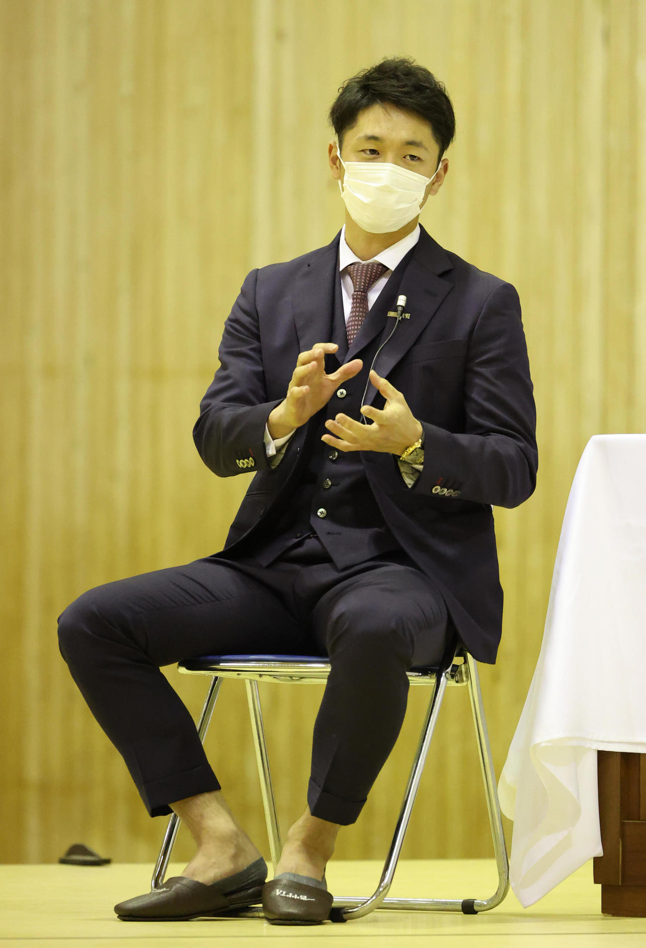 淡路市立一宮中学校PTA教育講演会で講師を務める淡路市スポーツ親善大使の阪神近本（撮影・清水貴仁）