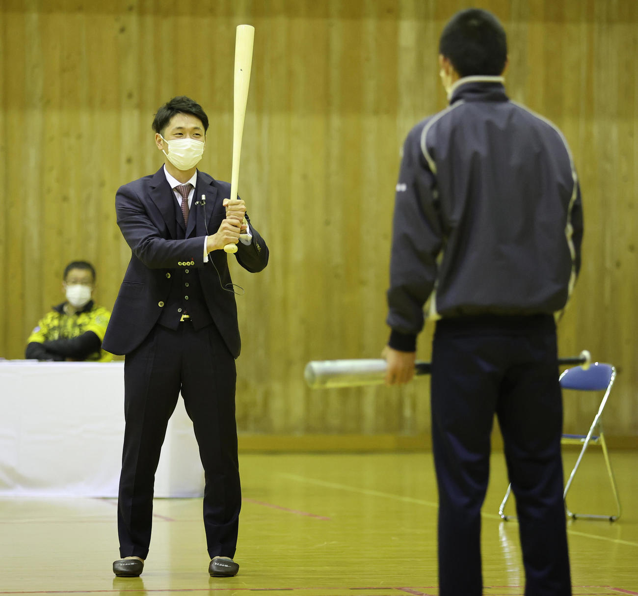 淡路市立一宮中学校PTA教育講演会で講師を務めた淡路市スポーツ親善大使の阪神近本は生徒の前でスイングを披露する（撮影・清水貴仁）
