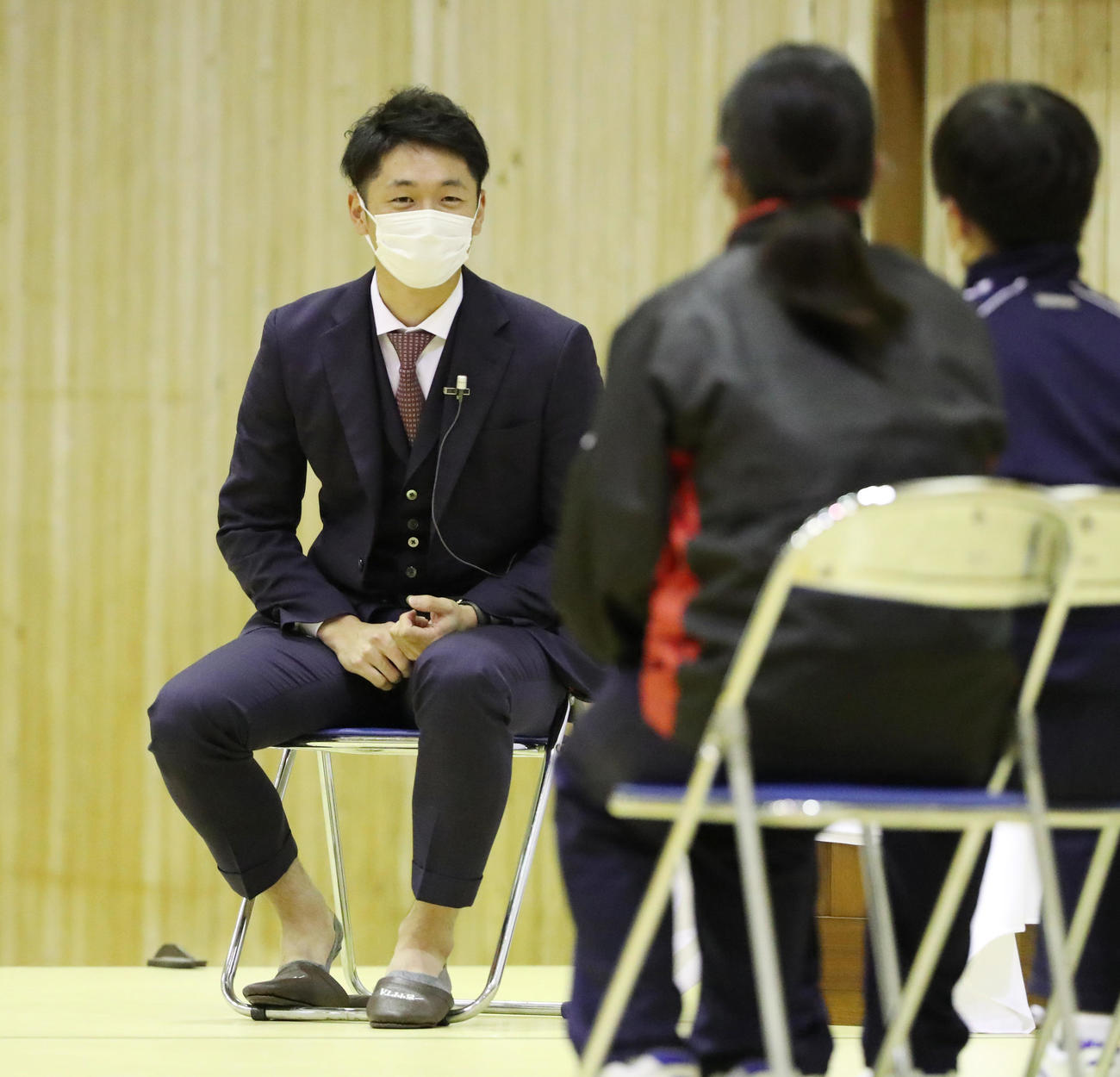 淡路市立一宮中学で生徒からの質問に笑顔で答える近本（撮影・清水貴仁）