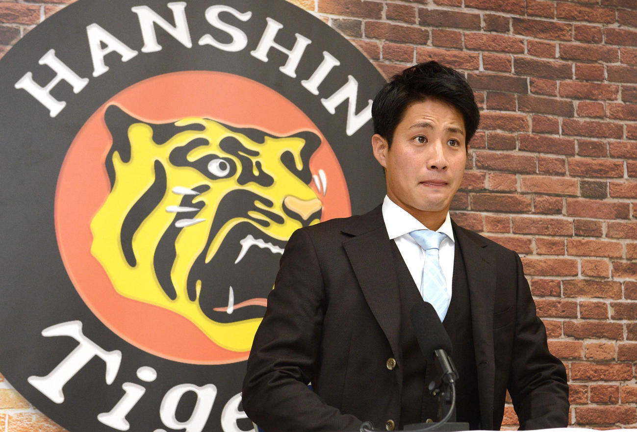 契約更改を終えて会見に臨む阪神木浪（代表撮影）