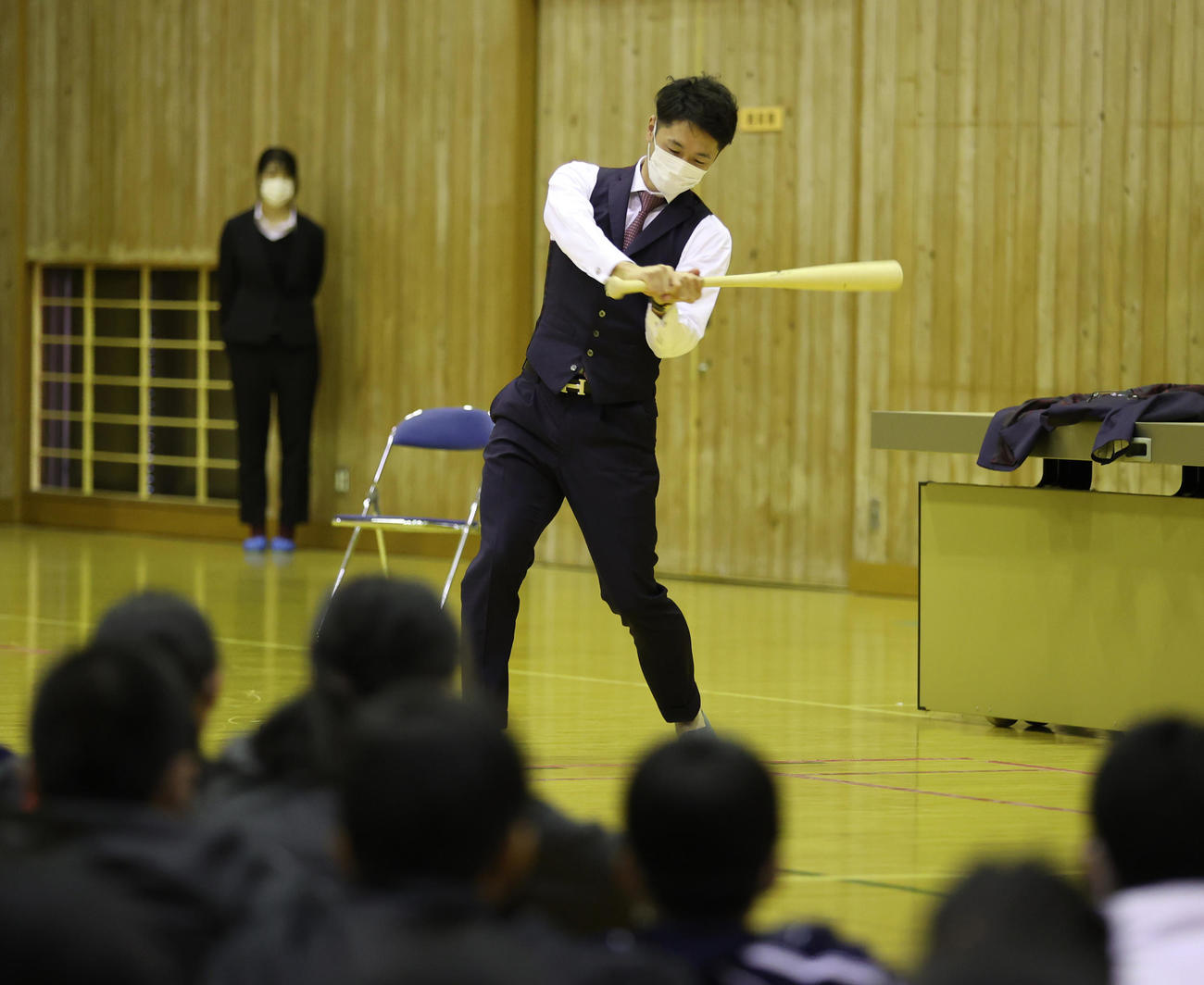 淡路市立一宮中学校PTA教育講演会で講師を務めた淡路市スポーツ親善大使の阪神近本は生徒の前でスイングを披露する（撮影・清水貴仁）