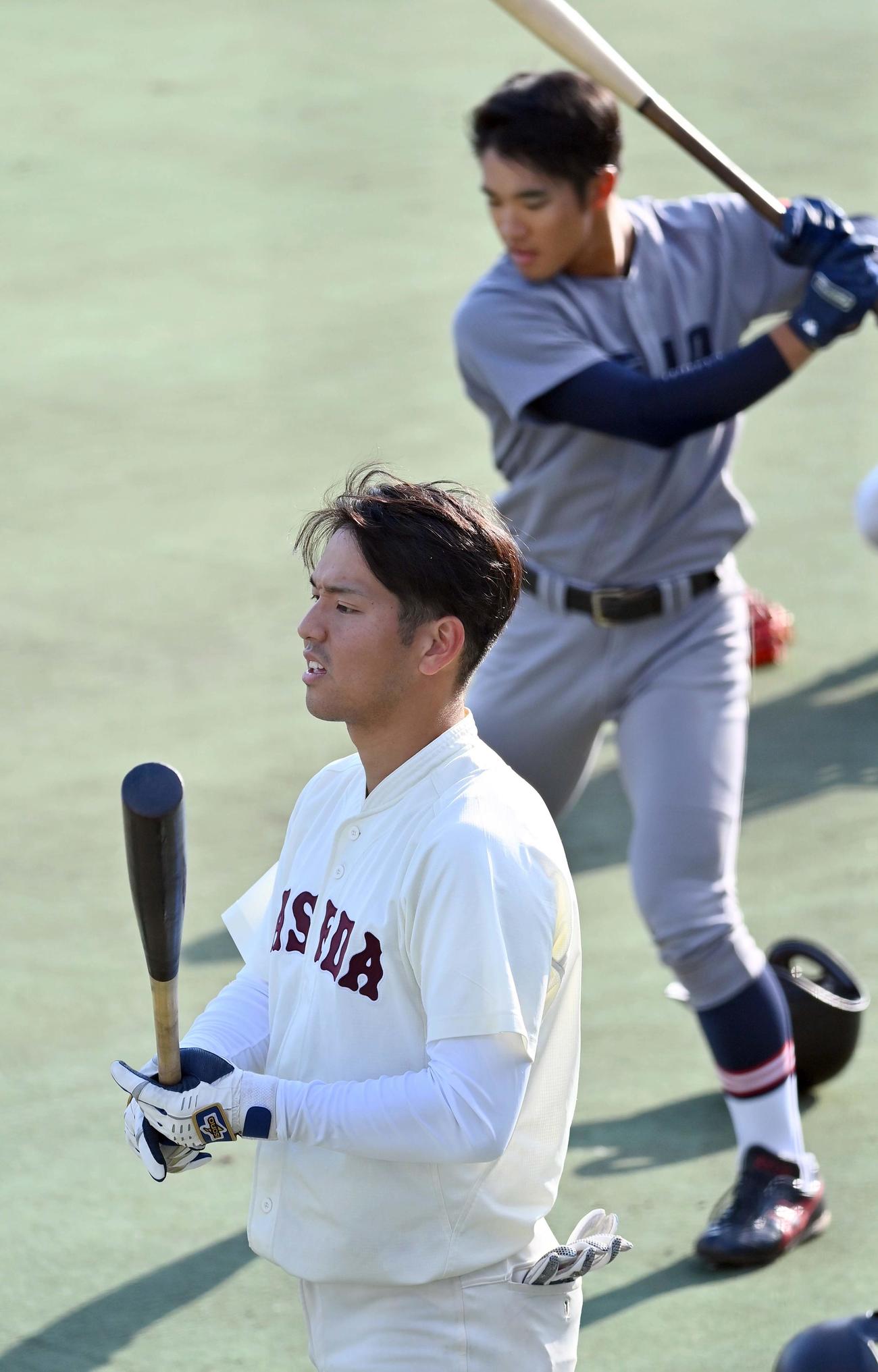 早大・中川（左）は慶大・下山と打撃練習をする（撮影・上田博志）